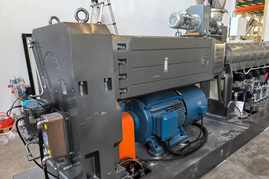 Counter-Rotating Twin Screw Extruder Gearboxes | Transcyko