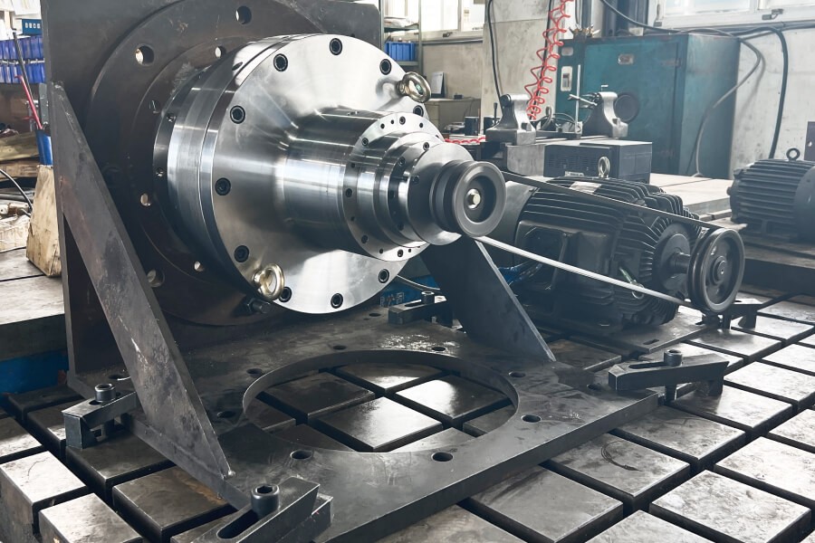 What are 5 important features of four-shaft drive centrifuges?